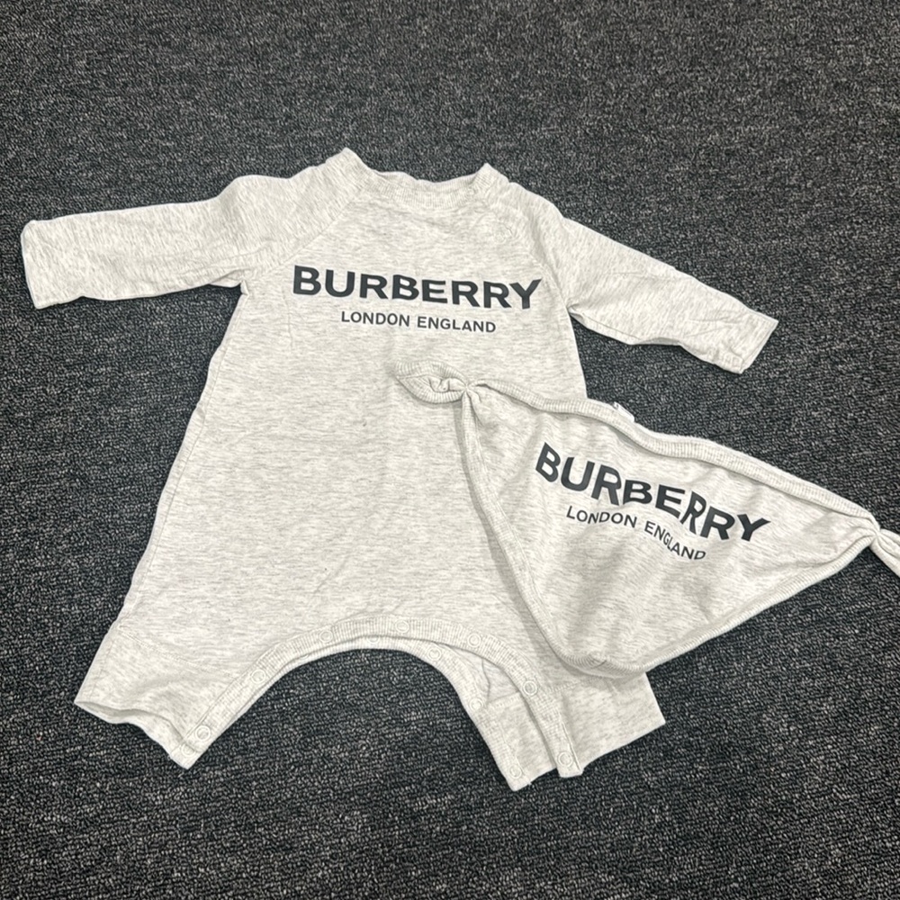 Burberry set-onesie and bib